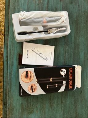 NIB Black and Rose Gold Heated Eyelash Curler Kit